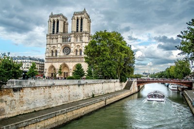 Lot 21 - Experience Rugby’s Crowning Moment in the City of Lights