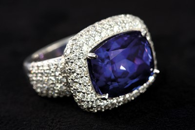 Lot 13 - 18ct white gold multi stone tanzanite and diamond cluster style ring