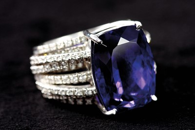 Lot 14 - 18ct white gold multi stone tanzanite and diamond split band dress ring
